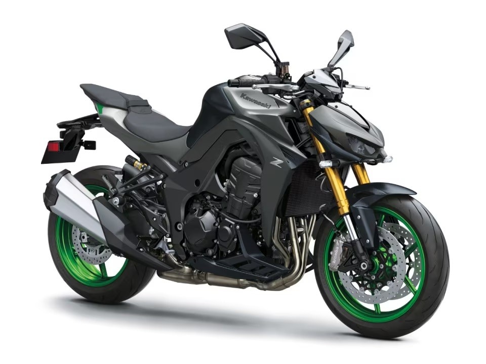 <div class='descrGalleryTitle'>4.	Kawasaki Z1100</div><div class='descrGalleryText'><p>La risposta verde alla Hornet 1000 è la <b><a href="https://www.dueruote.it/news/moto-scooter/2025/09/25/kawasaki-z1100-la-nuova-supernaked-che-sostituisce-la-z900/">Z1100</a></b>, la naked sportiva equipaggiata con il <b>quattro cilindri maggiorato a 1.099 cc</b> già montato sulla Versys 1100 e sulla Ninja 1100 SX. Lei si pone di fatto a metà strada tra la Z900 e la super prestazionale Z H2 sovralimentata. Il motore di questa Z1100 eroga <b>136 cavalli a 9.000 giri</b> e 113 Nm a 7.600 giri, rispettivamente 12 e 16 in più rispetto alla 900. Il tutto è governato da <b>gas ride-by-wire</b>, piattaforma inerziale, controllo di trazione, cambio elettronico e cruise control. Ciclisticamente, la Z1100 prevede un non così consueto<b> telaio in pregiato alluminio</b>, forcella Showa SFF-BP, forcellone sempre in alluminio e mono ammortizzatore posizionato orizzontalmente con schema horizontal back-link. I freni sono Nissin con dischi da 310 mm, ma sulla<b> SE, Special Edition, il mono è Öhlins</b> e l’impianto frenante <b>Brembo</b>, sempre con funzione di frenata combinata. Ergonomicamente, rispetto alla Z1000, il manubrio è più avanzato e largo, per una posizione di guida meno raccolta.</p>
</div>